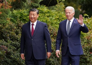 U.S. President Joe Biden waves as he walks with Chinese President Xi Jinping at Filoli estate on the sidelines of the Asia-Pacific Economic Cooperation (APEC) summit, in Woodside, California, U.S., November 15, 2023. REUTERS/Kevin Lamarque
