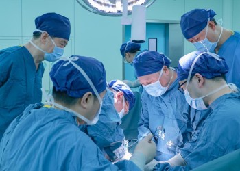 (240403) -- XI'AN, April 3, 2024 (Xinhua) -- A team led by Qin Weijun, a doctor at Xijing Hospital of the Air Force Medical University, performs a surgery to transplant a genetically modified pig kidney into a brain-dead recipient at the hospital in Xi'an, northwest China's Shaanxi Province, March 25, 2024. TO GO WITH "China Focus: Chinese researchers transplant gene-edited pig kidney into human body" (Xijing Hospital of the Air Force Medical University/Handout via Xinhua)