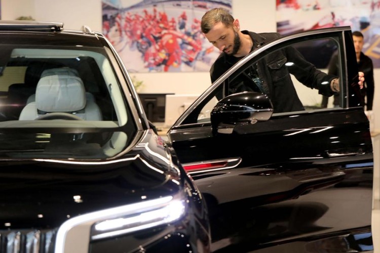 (220414) -- TEL AVIV, April 14, 2022 (Xinhua) -- A man views China's Hongqi E-HS9 smart electric SUV in Tel Aviv, Israel, on April 14, 2022. Chinese automaker FAW Car has started selling Hongqi electric luxury cars in Israel, the Israeli car import dealership Samelet Group said Wednesday. (Photo by Gil Cohen Magen/Xinhua)