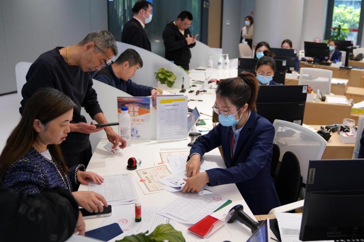 (230516) -- SHANGHAI, May 16, 2023 (Xinhua) -- Citizens handle business at Shanghai's Pilot Free Trade Zone Lingang Special Area in east China's Shanghai, May 12, 2023. Since its establishment in 2019, Lingang Special Area has taken the improvement of business environment as an important task, making efforts to update the hardware and software facilities and personnel of the government affairs service center to better serve Shanghai-based enterprises. (Xinhua/Ma Ning)