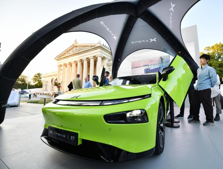 (231217) -- BRUSSELS, Dec. 17, 2023 (Xinhua) -- People visit the booth of Chinese carmaker Xpeng during the 2023 International Motor Show, officially known as the IAA MOBILITY 2023, in Munich, Germany, Sept. 5, 2023. (Xinhua/Ren Pengfei)